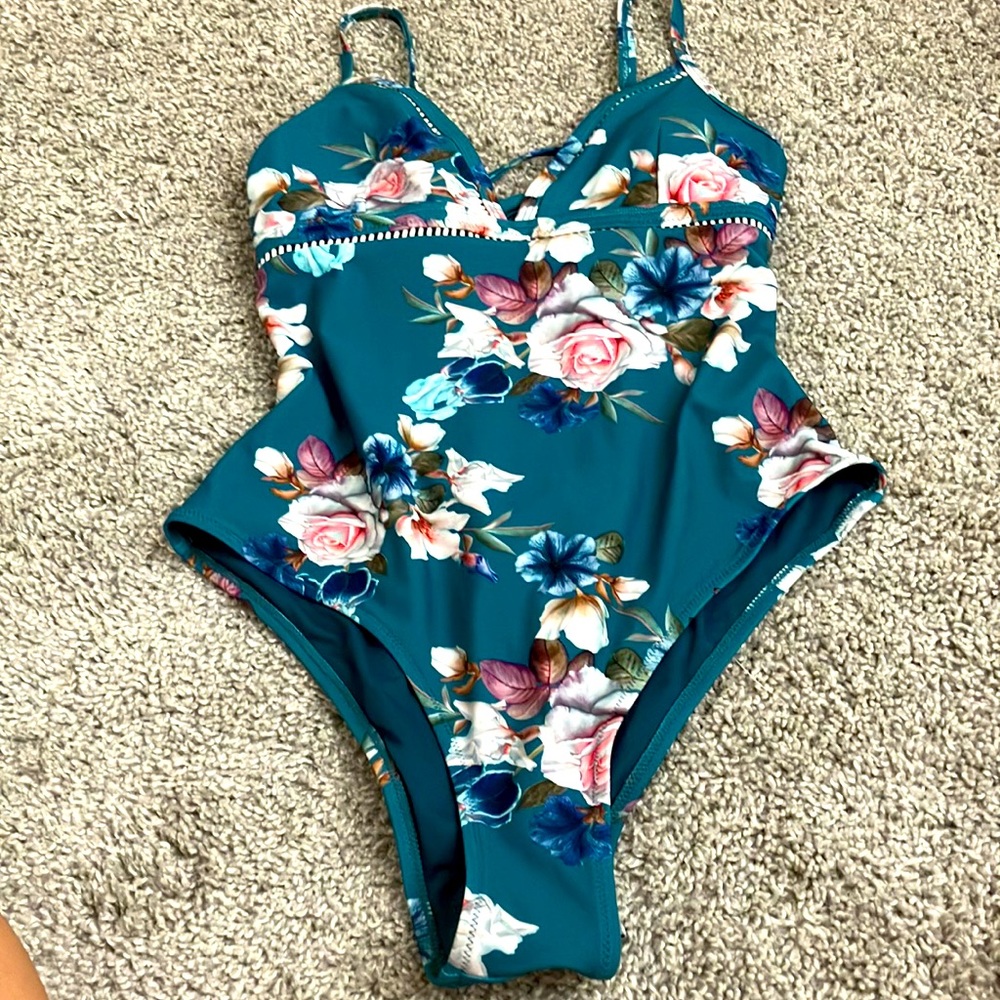 Beautiful print on this swim suit .Condition is like new .